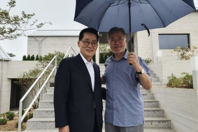 박지원 전 국가정보원장과 문재인 전 대통령 [박지원 전 원장 페이스북 페이지 캡처]