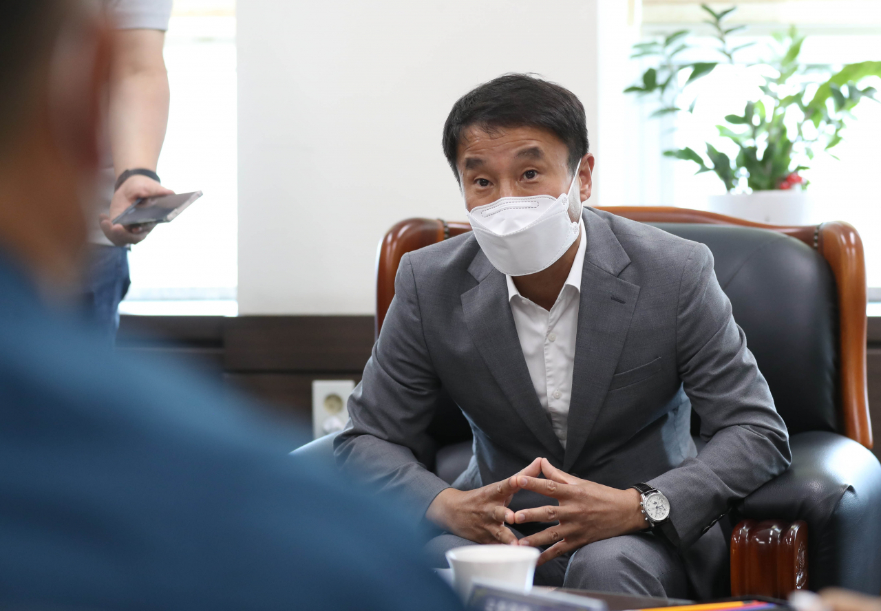 더불어민주당 한병도 의원이 지난 1일 오전 경남 양산시 양산경찰서를 방문해 한상철 서장에게 문재인 전 대통령 사저 부근 집회와 관련한 항의를 하고 있다. 이날 항의 방문에는 윤건영, 민형배, 한병도, 윤영찬 의원이 참석했다. [연합]