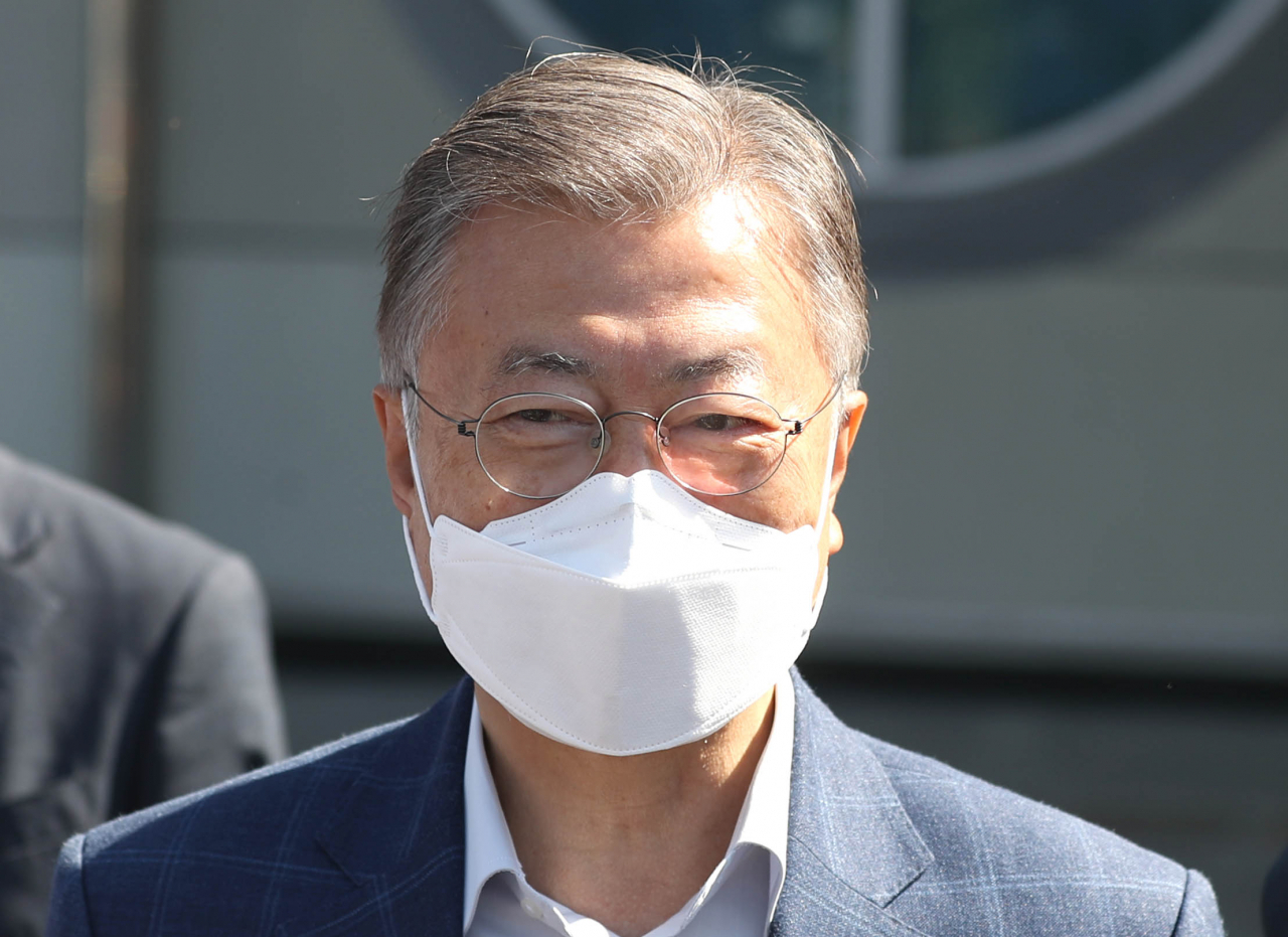 문재인 전 대통령이 지난달 27일 오전 경남 양산시 하북면주민자치센터에 마련된 사전투표소에서 제8회 전국동시지방선거 사전투표 후 취재진에게 소감을 밝히고 있다. [연합]