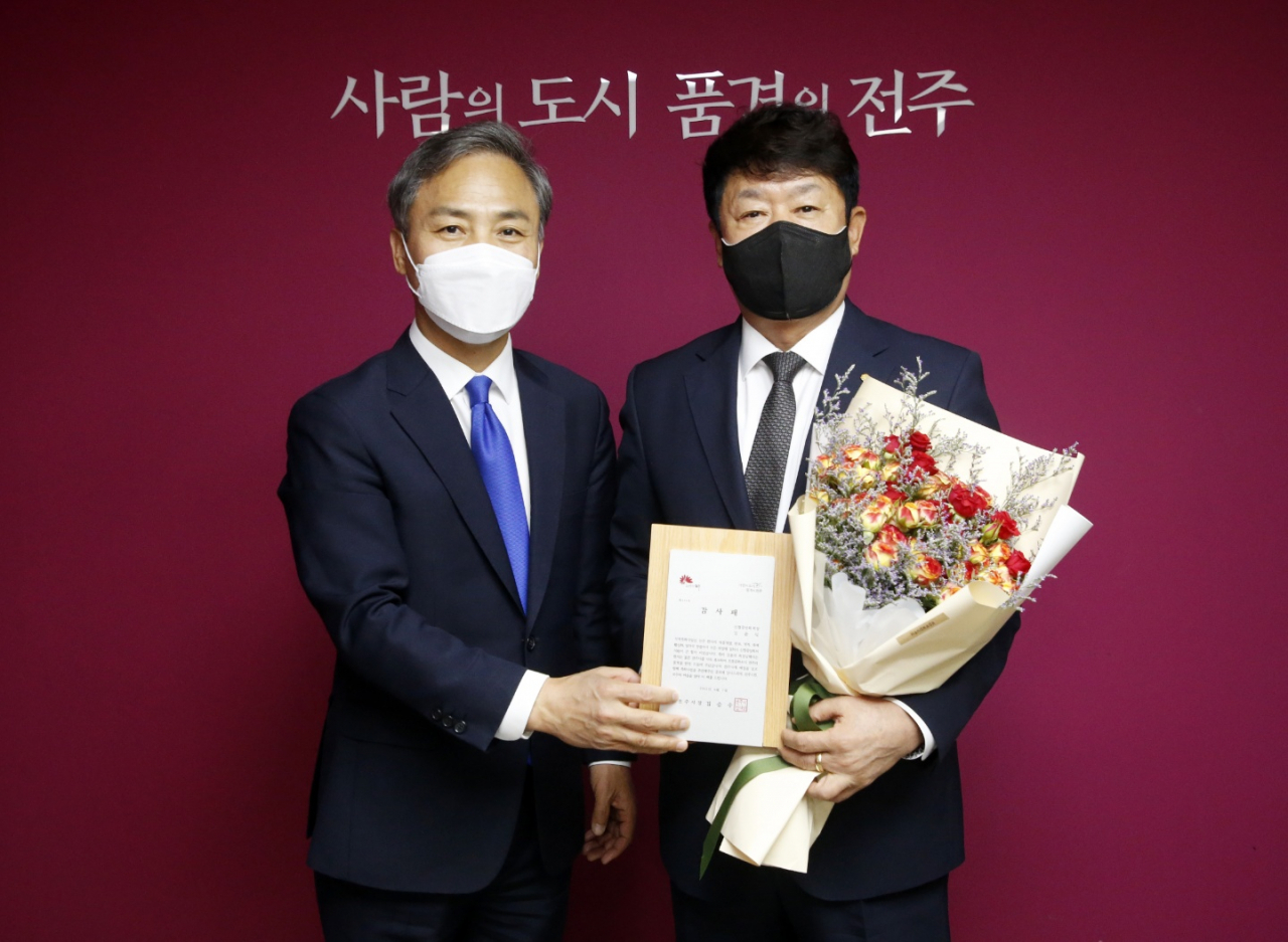 7일 전주시청 시장실에서 김윤식(오른쪽) 신협중앙회장이 김승수 전주시장으로부터 ‘전주시장 감사패’를 받고 있다.[신협중앙회 제공]