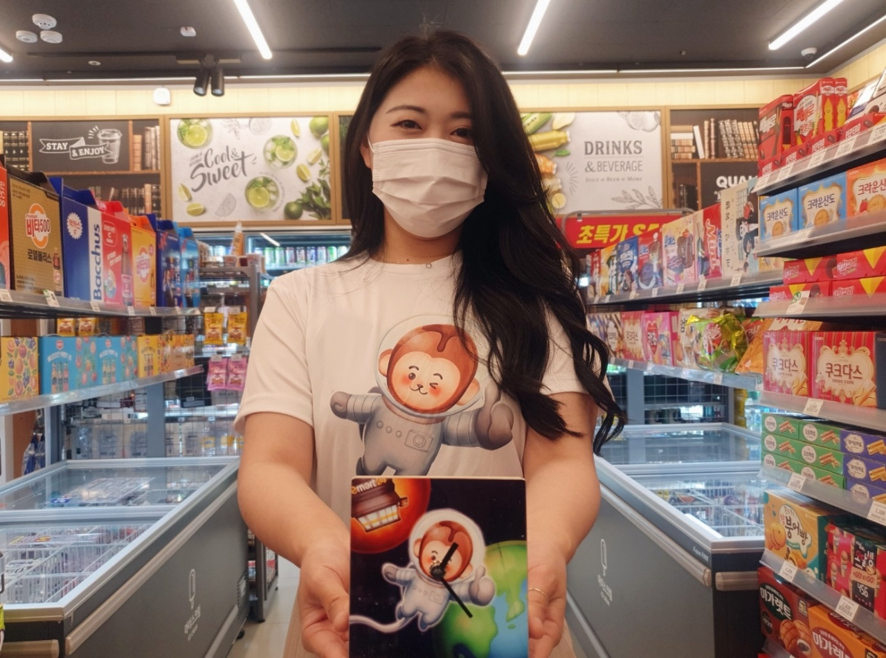 이마트24가 8일부터 업계 최초로 사진 파일을 보내면 굿즈로 만들어주는 '포토 굿즈 서비스'를 시작한다. [이마트24 제공]