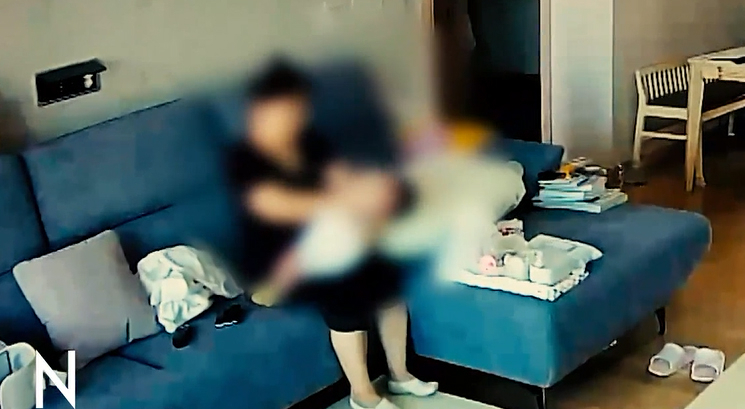 생후 4개월 된 아기를 학대했다는 의혹이 제기된 산후도우미의 모습. 우는 아기를 달래다 아기의 얼굴을 세게 누르고 있다. [SBS 방송화면 캡처]