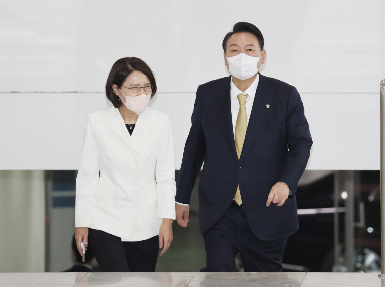 윤석열 대통령이 8일 오전 서울 용산 대통령실 청사로 출근하며 강인선 대변인과 대화하고 있다. [연합]