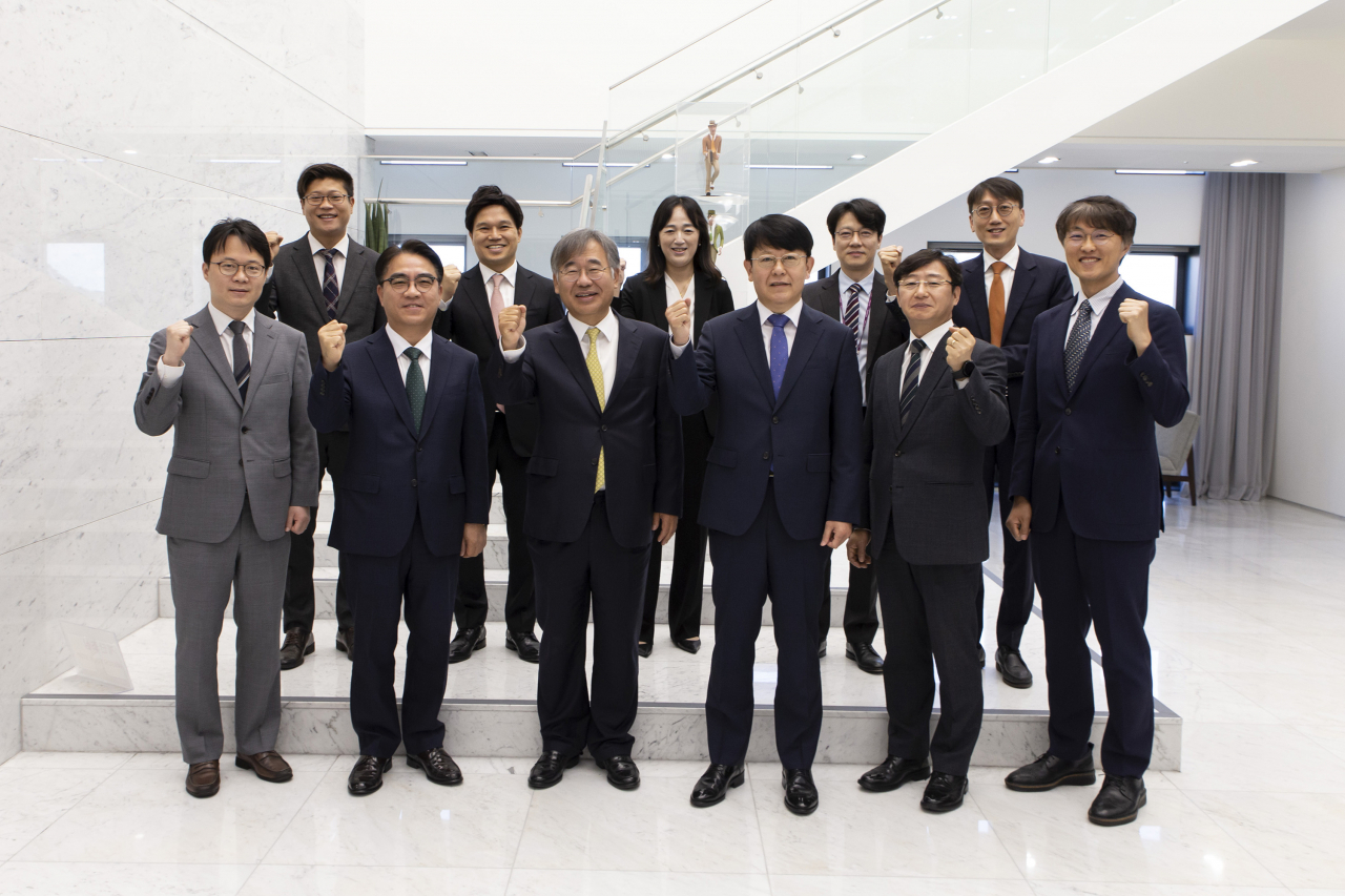 앞줄 좌로부터) 정광병 변호사, 이의수 변호사, 정진호 대표변호사, 신호철 변호사, 이재식 전문위원, 김태훈 변호사 (뒷줄 좌로부터)법무법인 세종 금융·증권범죄수사대응센터 황도윤 변호사, 김대식 변호사, 문은경 변호사, 진시원 전문위원, 정찬묵 변호사[제공: 법무법인 세종]