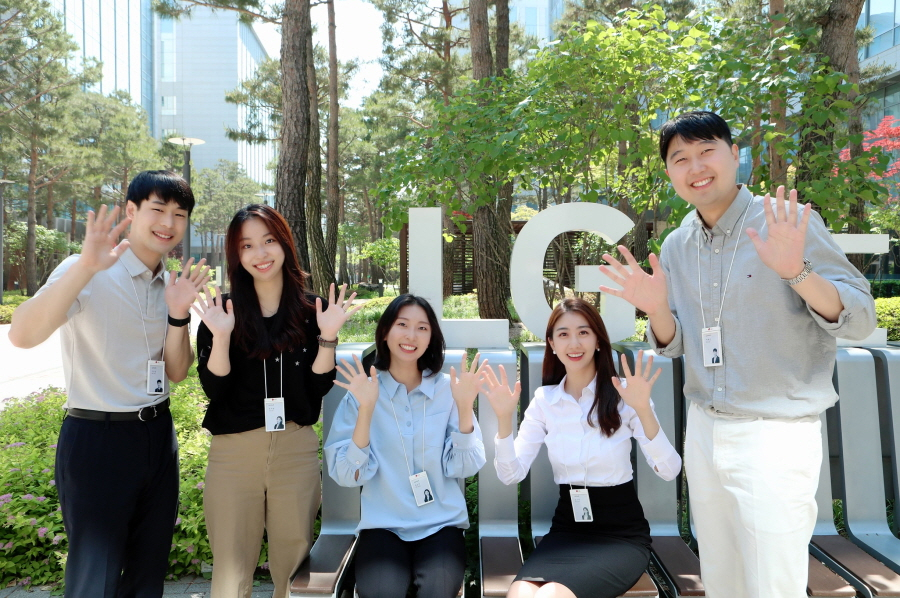 최근 LG이노텍에 입사한 신입·경력사원들. LG이노텍은 신규 입사자들의 적응을 돕기 위한 취지로 운영 중인 ‘온보딩 프로세스’를 올해 확대 시행할 방침이다.[LG이노텍 제공]