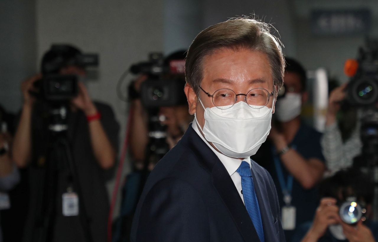 더불어민주당 이재명 의원이 7일 오전 국회 의원회관에 첫출근하며 취재진의 질문에 답변하고 있다. [연합]