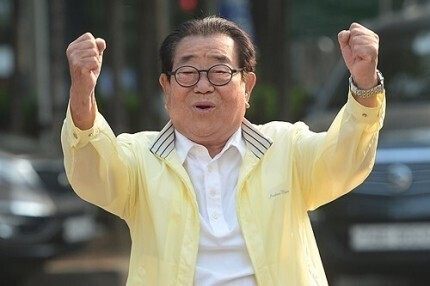 현역 최고령 MC인 방송인 송해가 8일 별세했다. 향년 95세. 경찰과 의료계에 따르면 송씨는 이날 자택에서 세상을 떠났다. [연합]