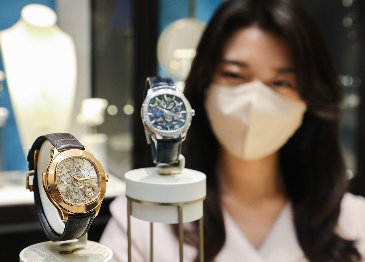 현대백화점은 지난달 무역센터점에서 IWC·브레게·피아제 등 10여 개 명품 시계 브랜드가 참여하는 '럭셔리 워치·주얼리 페어'를 진행했다. 피아제 매장에 국내 단 한 점 입고된 2억 5000만원 대의 '엠퍼라도 쿠썽'과 '피아제 폴로 스켈레톤 시계' 이미지.[현대백화점 제공]