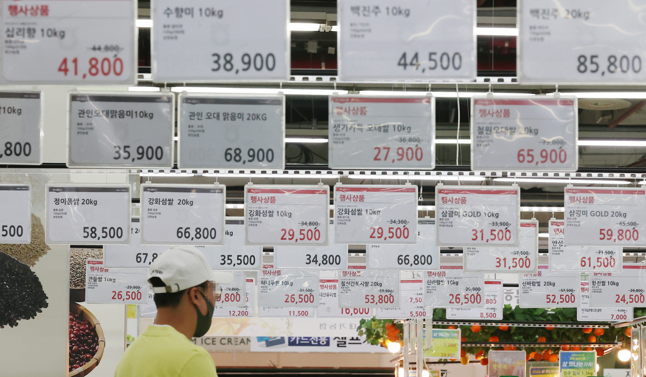 정부는 올해 소비자물가 상승률 전망치를 수정해 11년 만에 4%대로 제시하는 것을 검토하고 있다. 지난 5일 서울 도봉구의 한 마트의 모습. [연합]