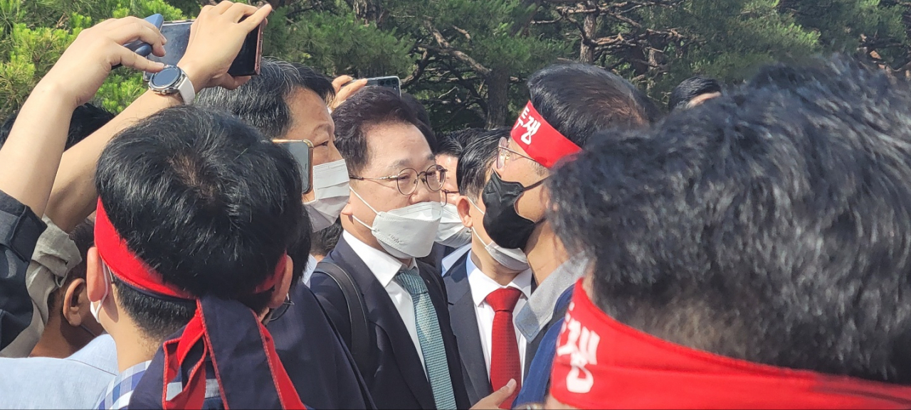 [사진=강석훈 신임 산은 회장(가운데)이 8일 오전 서울 산은 본점으로 출근을 시도했지만 노조의 저지에 가로막혀 있다. 김성훈 기자]