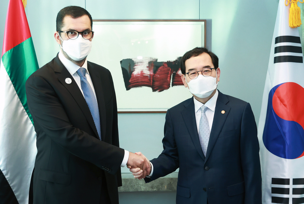 이창양(오른쪽) 산업통상자원부 장관이 8일 오전 서울 중구 롯데호텔에서 방한한 알 자베르 UAE 산업첨단기술부 장관 겸 아부다비석유공사 사장을 만나 양국의 산업기술과 에너지 공급망 협력방안에 대해 논의한 후 기념촬영을 하고 있다. [산업통상자원부 제공]