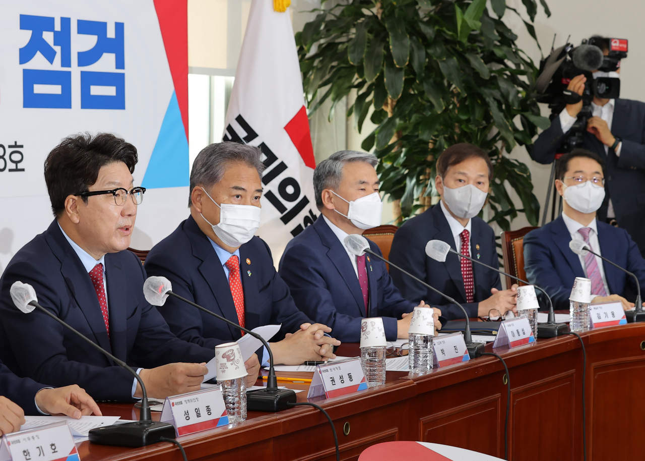 권성동 국민의힘 원내대표가 8일 서울 여의도 국회에서 열린 '북 도발 관련 국가안보 점검 당·정·대 협의회'에서 발언하고 있다. 왼쪽부터 국민의힘 권 원내대표, 박진 외교부 장관, 이종섭 국방부 장관, 김기웅 통일부 차관, 김건 외교부 한반도 평화교섭본부장. 이상섭 기자