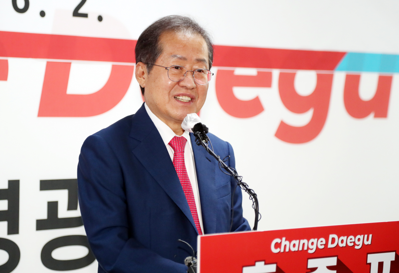 홍준표 대구시장 당선인이 2일 대구 중구 자신의 선거사무소에서 앞으로의 시정에 대한 생각을 밝히고 있다. 연합뉴스