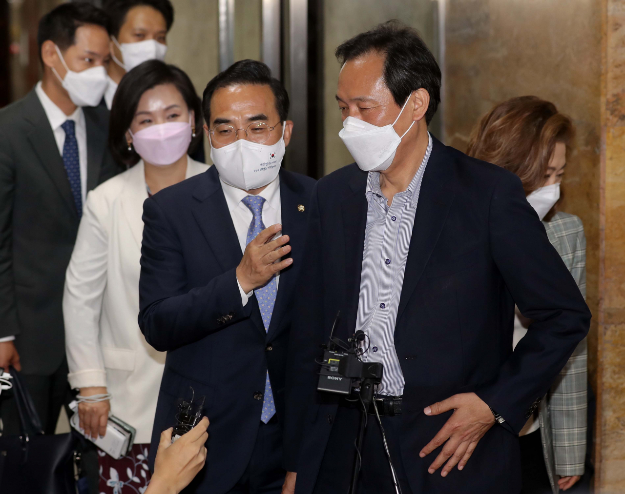 더불어민주당 우상호 신임 비상대책위원장(오른쪽)이 7일 오후 서울 여의도 국회에서 의원총회를 마친 뒤 나오면서 취재진 질문을 받고 있다. 오른쪽에서 두번째는 박홍근 당 대표 직무대행 겸 원내대표. [연합]