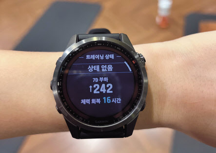 피닉스7 시리즈는 체력이 얼마나 소모됐고 체력 회복까지 얼마나 쉬어야 하는지도 알려준다.
