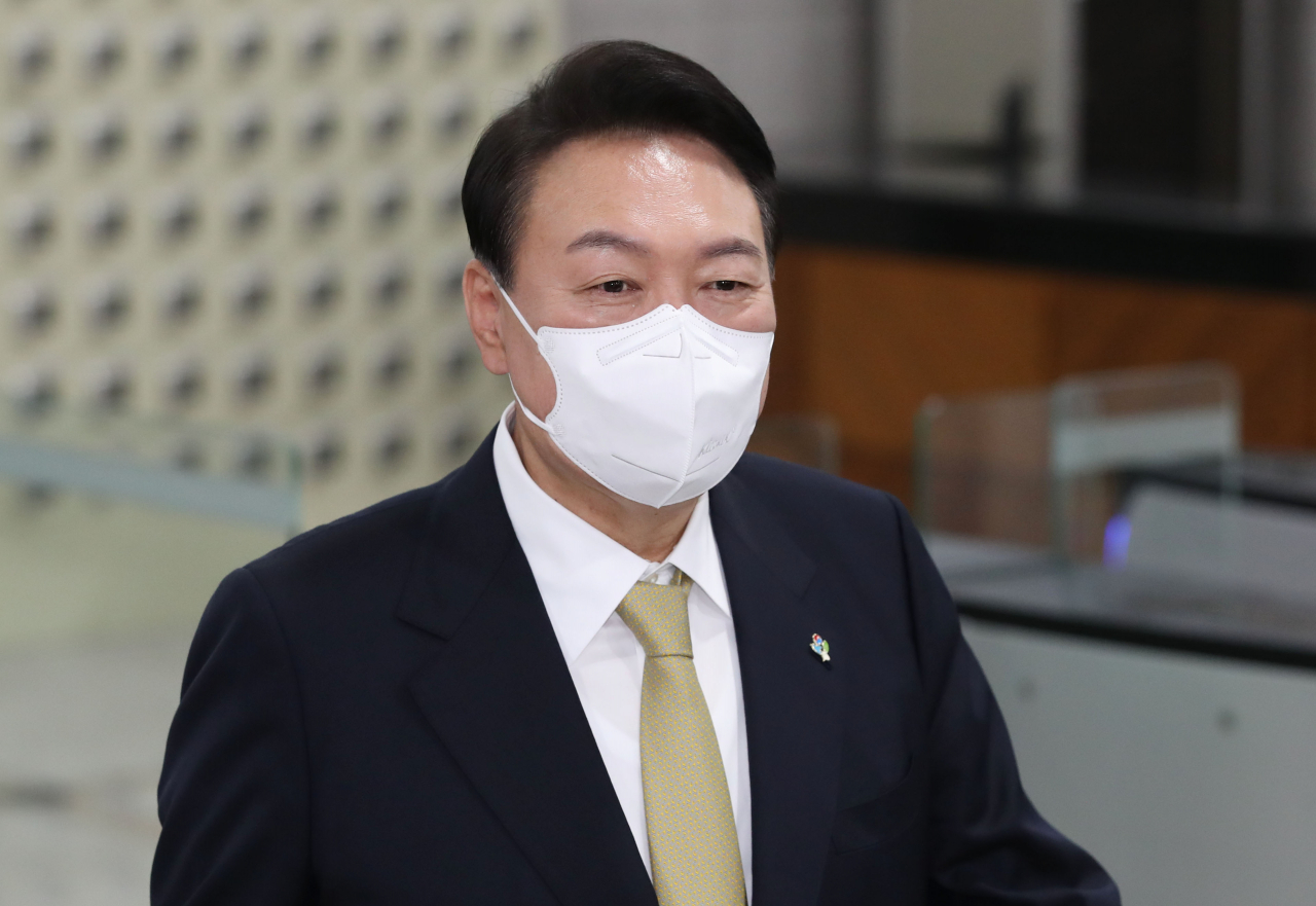 President Yoon Suk-yeol arrives at the presidential office in Yongsan, central Seoul, on Wednesday. (Yonhap)