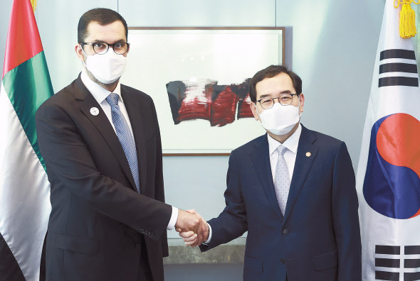 이창양(오른쪽) 산업통상자원부 장관이 8일 오전 서울 중구 롯데호텔에서 방한한 알 자베르 UAE 산업첨단기술부 장관 겸 아부다비석유공사 사장을 만나 양국의 산업기술과 에너지 공급망 협력방안에 대해 논의한 후 기념촬영을 하고 있다. [산업통상자원부 제공]