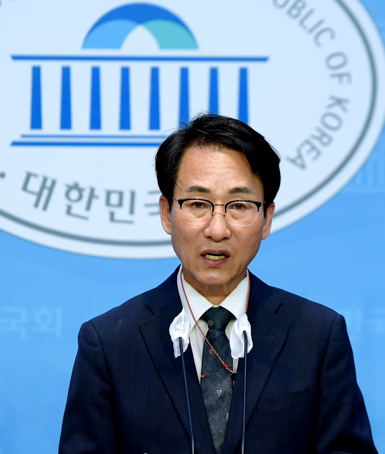 더불어민주당 이원욱 의원이 지난 3일 오후 서울 여의도 국회 소통관에서 '당 혁신을 위해 광화문포럼 해체 및 계파정치 종식 선언 기자회견'을 하고 있다. [연합]