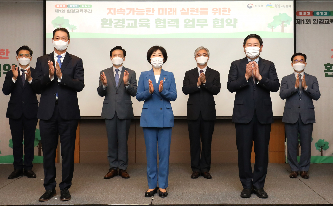 허연수 GS리테일 부회장(앞줄 우측)이 8일(수) 환경부 주관 ‘지속 가능한 미래 실현을 위한 환경교육 업무 협약식’에 참여해 한화진 환경부 장관(앞줄 가운데)과 함께 업무 협약을 진행했다.[GS리테일 제공]