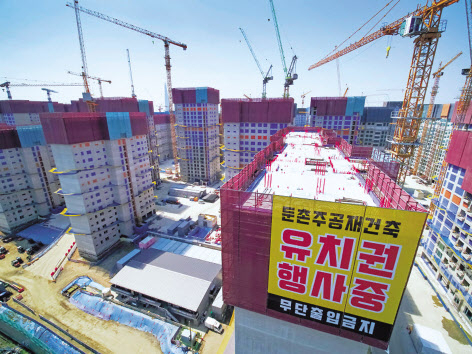 전임 조합 집행부가 체결한 공사비 증액 계약을 두고 조합집행부와 시공단이 갈등을 빚고 있는 서울 강동구 둔촌주공 재건축 현장의 모습. 전국 곳곳의 정비사업지에서 제2, 제3의 둔촌주공 사태가 속출하고 있다. [연합]