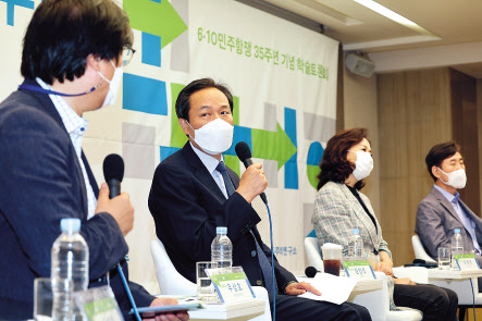 더불어민주당 차기 비상대책위원장으로 내정된 우상호 의원이 8일 서울 프레스센터에서 열린 6·10 민주항쟁 35주년 기념 학술토론회에서 발언하고 있다. [연합]