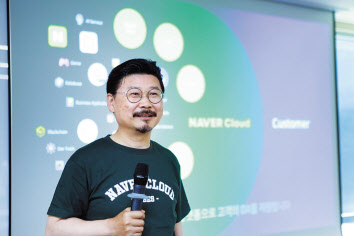 석상옥 네이버랩스 대표(사진 위)와 박원기 네이버클라우드 대표가 네이버 밋업행사에서 발표하고 있다. [네이버 제공]