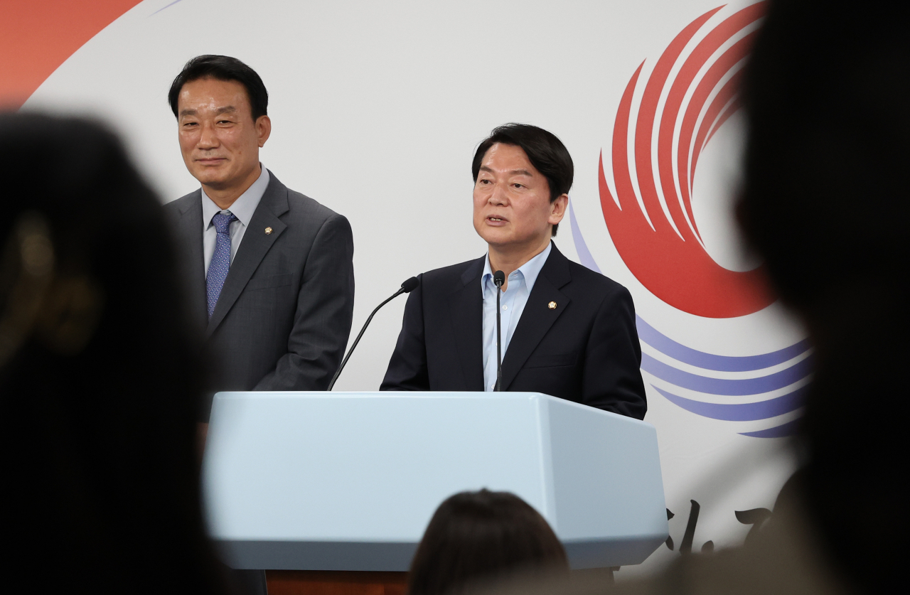 국민의힘 안철수 의원이 8일 오전 전 대통령직인수위원장 자격으로 용산 대통령실을 방문해 인수위에서 집필한 백서에 대해 브리핑을 하고 있다. 왼쪽은 전 인수위 행정실장 서일준 의원. [연합]