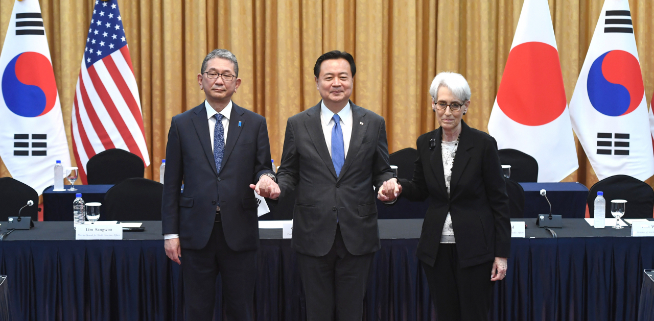 조현동 외교부 1차관(가운데)과 웬디 셔먼 미국 국무부 부장관(오른쪽), 모리 다케오 일본 외무성 사무차관이 8일 오전 서울 종로구 외교부에서 열린 제10차 한·미·일 외교차관 협의회에서 기념촬영을 하고 있다. [연합]