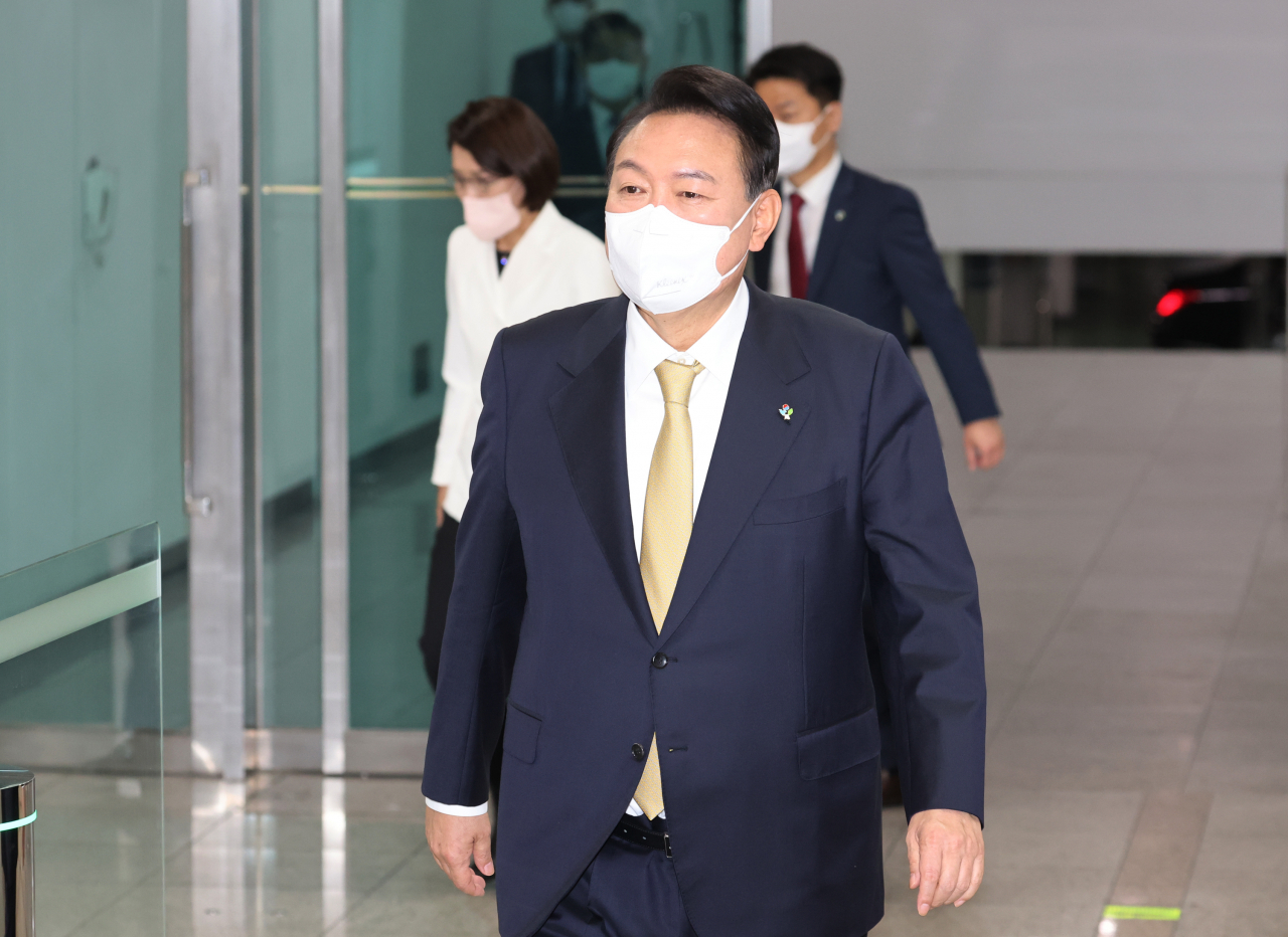 윤석열 대통령이 8일 오전 서울 용산 대통령실 청사로 출근하고 있다. [연합]