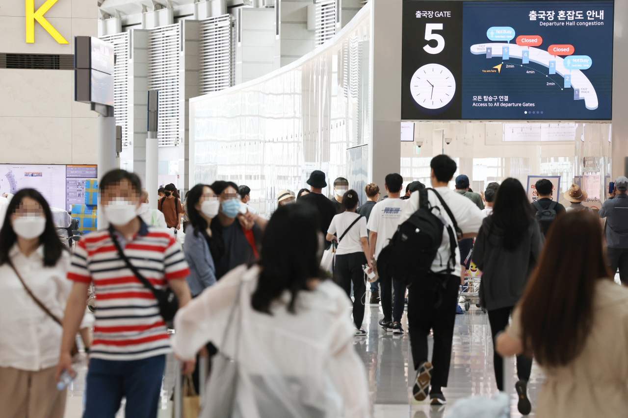 5일 영종도 인천국제공항 출국장에 여행객들이 오가고 있다. [연합]