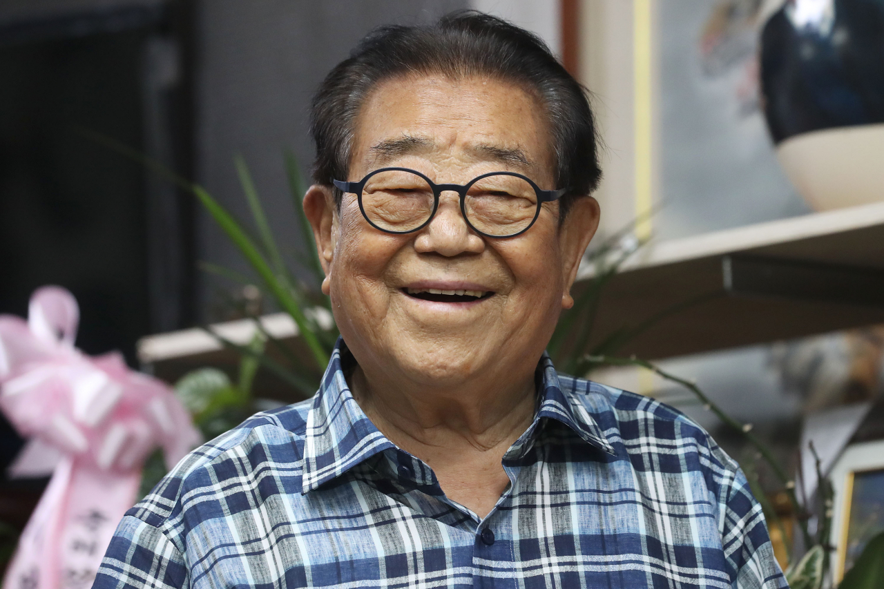 현역 최고령 MC인 방송인 송해가 8일 별세했다. 향년 95세. 경찰과 의료계에 따르면 송씨는 이날 자택에서 세상을 떠났다. 사진은 지난 2019년 8월 9일 서울 종로구 원로연예인상록회에서 '전국노래자랑' 울릉도편 관련 연합뉴스와 인터뷰를 하는 모습. [연합]