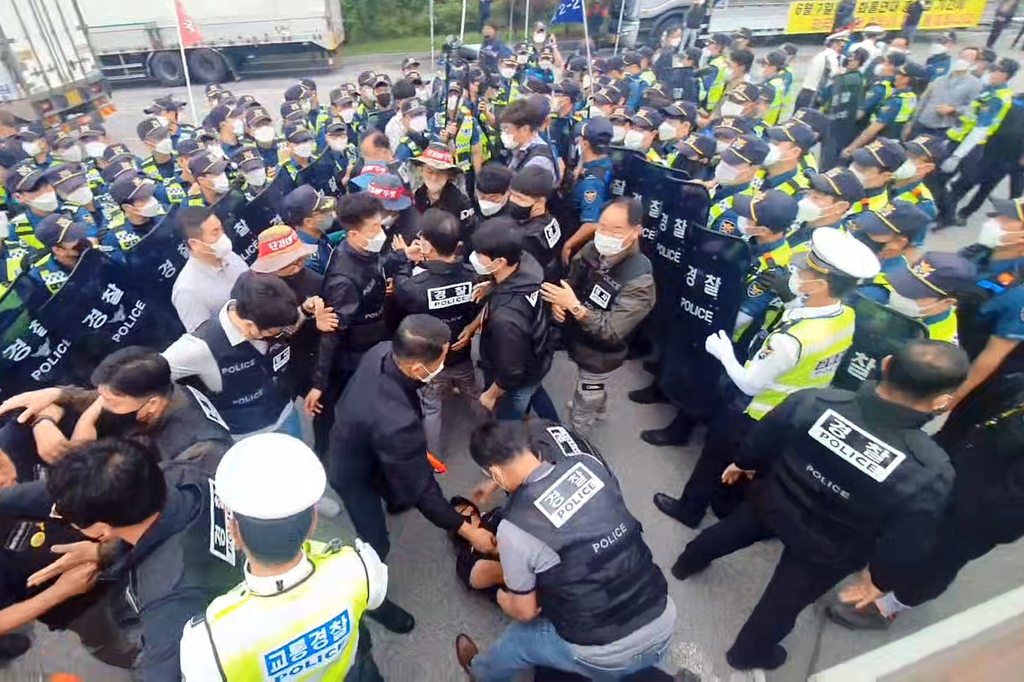 체포되는 화물연대 조합원[화물연대 제공]