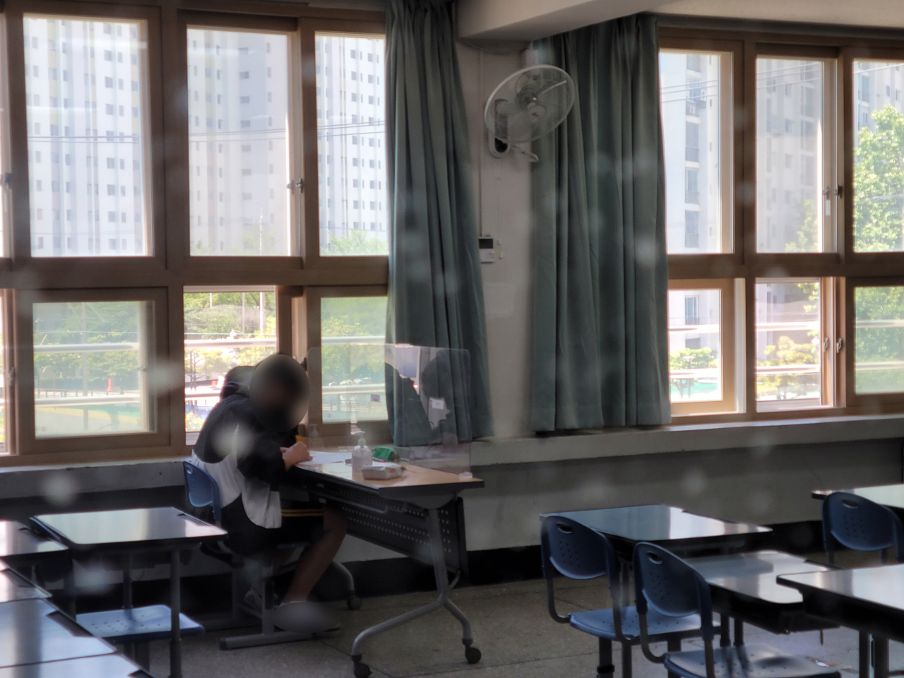 지난 달 27일 부산 남구 성동중에서 전국 처음으로 확진 학생이 별도 고사실에서 기말고사를 치고 있다. [연합]