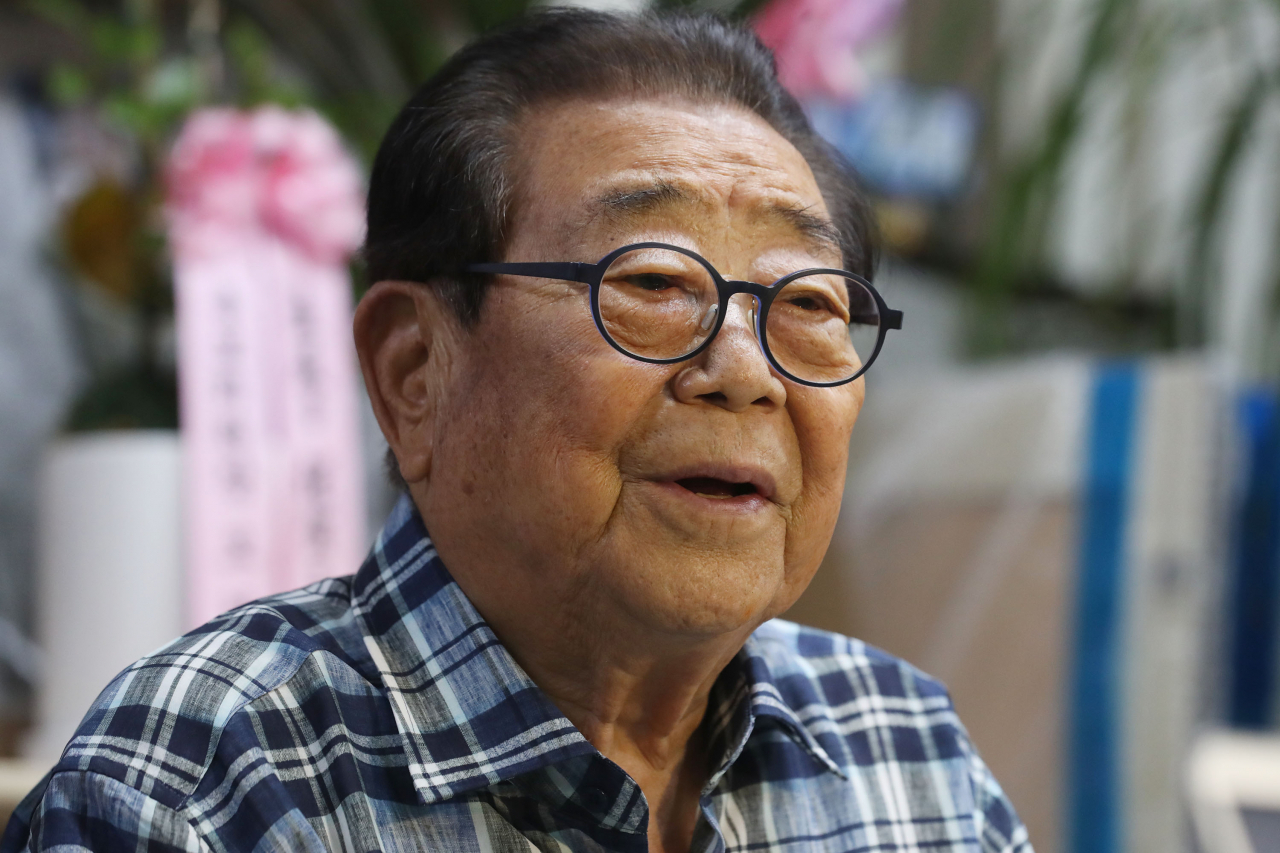 현역 최고령 MC인 방송인 송해가 8일 별세했다. 향년 95세. 경찰과 의료계에 따르면 송씨는 이날 자택에서 세상을 떠났다. 사진은 지난 2019년 8월 9일 서울 종로구 원로연예인상록회에서 '전국노래자랑' 울릉도편 관련 연합뉴스와 인터뷰를 하는 모습. [연합]