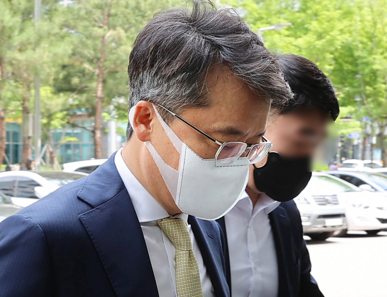 경쟁업체인 BBQ 내부 전산망에 불법 접속 혐의를 받고 있는 박현종 bhc그룹 회장이 지난 8일 오후 서울 송파구 서울동부지법에서 열린 1심 선고 공판에 출석하고 있다. [연합]