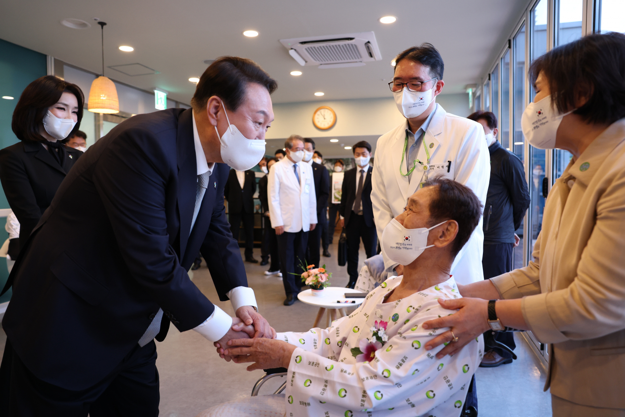 윤석열 대통령과 김건희 여사가 6일 서울 강동구 중앙보훈병원을 방문해 입원 치료 중인 국가유공자들을 위로하고 있다. [연합]