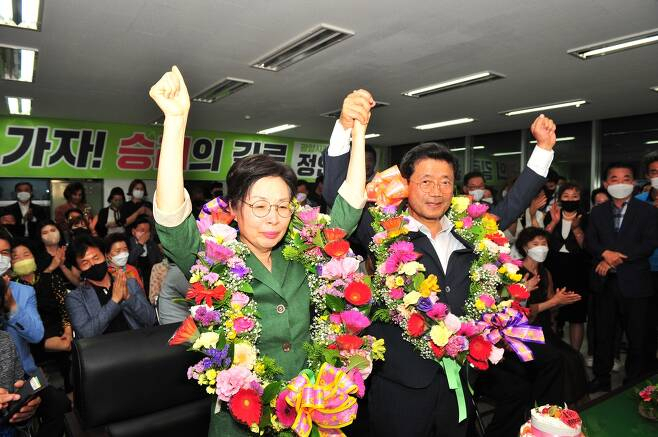 6.1 지방선거에서 당선된 정인화 광양시장 당선인 부부가 손을 맞잡고 답례인사를 하고 있다.