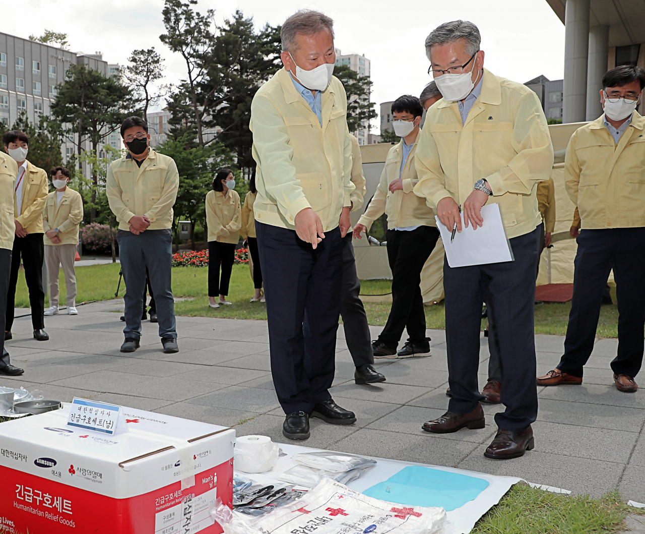 이상민 행정안전부 장관이 8일 정부세종2청사 앞마당에서 이재민 재해구호 물자를 살펴보고 있다. [행정안전부 제공]