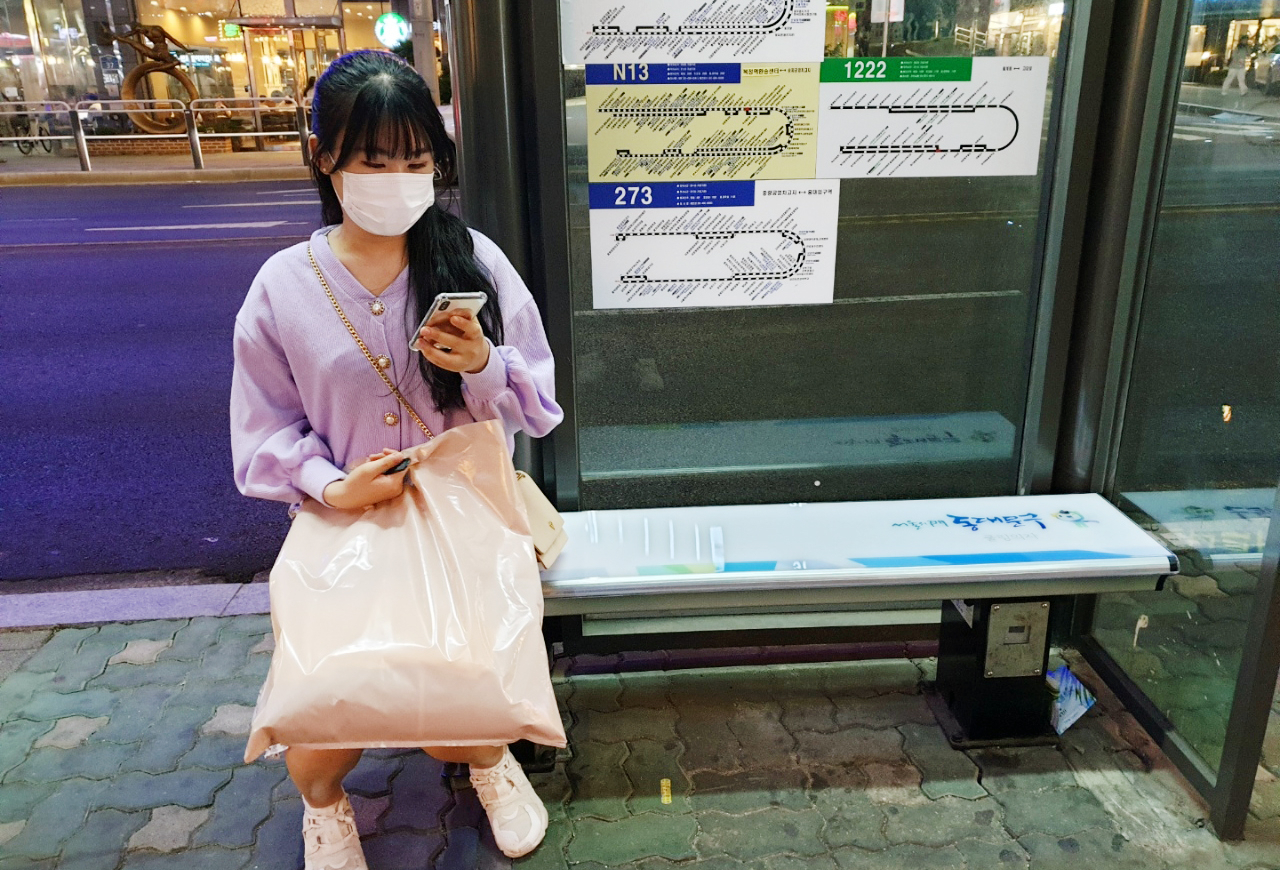 동대문구 버스정류소 쿨링의자. [동대문구 제공]