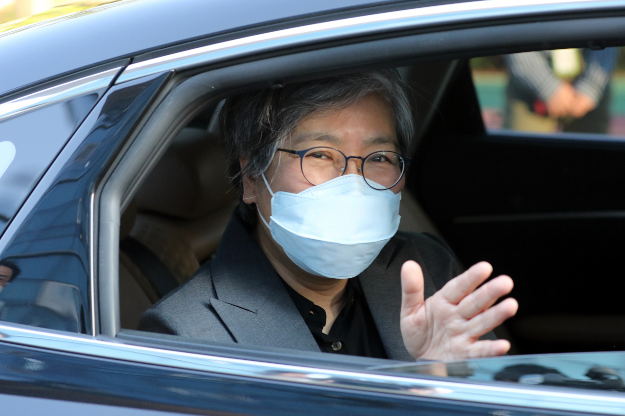 정부 교체로 질병관리청을 떠나는 정은경 청장이 17일 비공개 이임식을 마치고 차량에 탑승한 뒤 직원들에게 손 인사를 하고 있다. [연합]