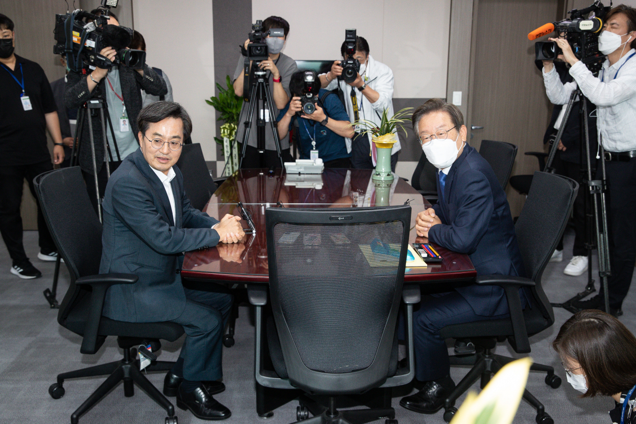 더불어민주당 이재명 의원이 8일 국회 의원회관 의원실을 방문한 김동연 경기도지사 당선인과 대화하고 있다. [연합]