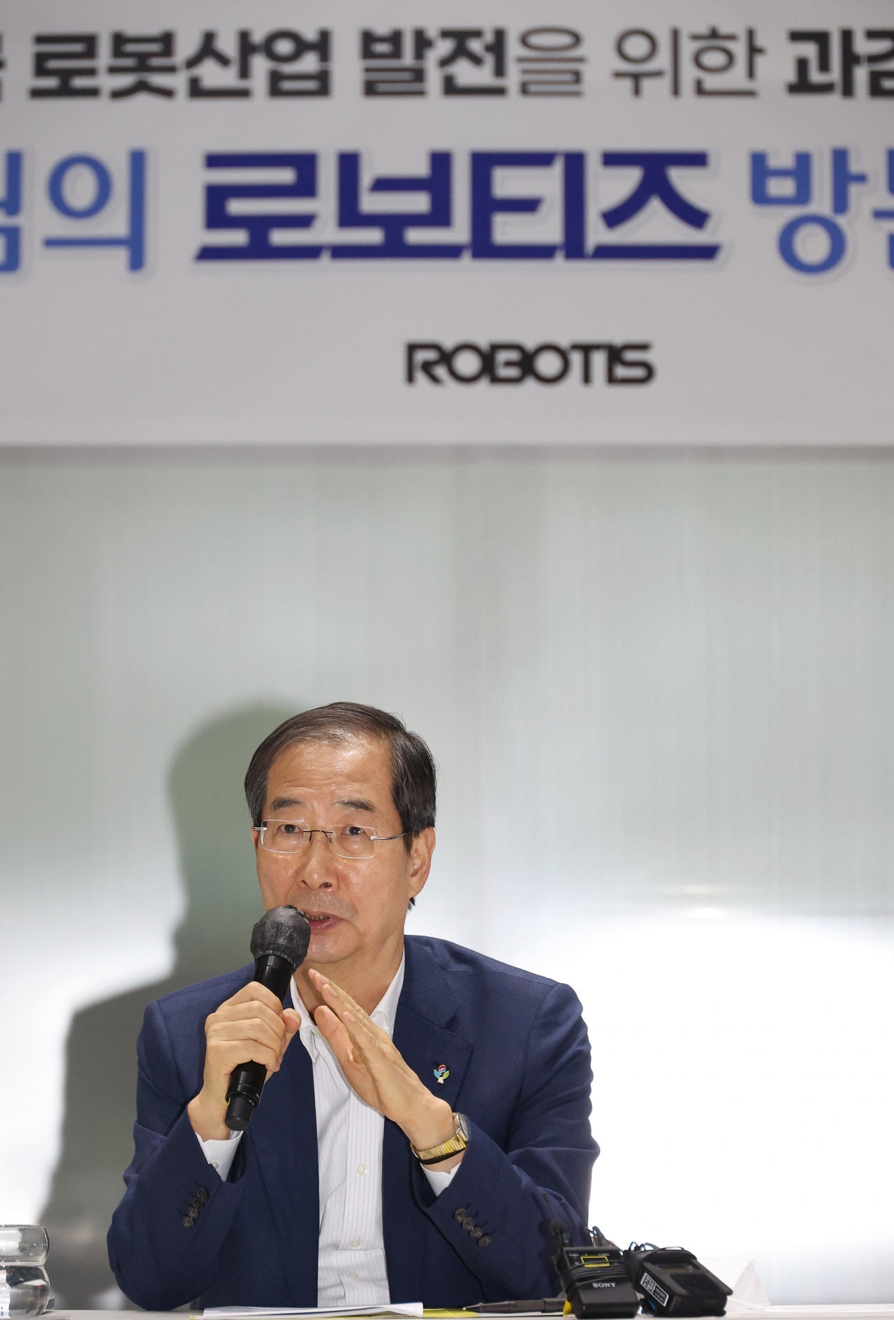 한덕수 국무총리가 8일 규제샌드박스 승인기업인 ㈜로보티즈를 방문, 간담회에서 인사말을 하고 있다. [연합]
