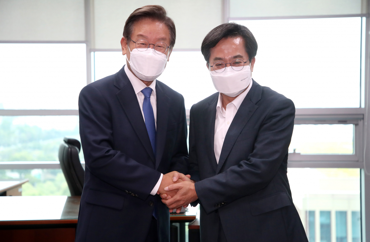 더불어민주당 이재명 의원이 8일 오후 국회 의원회관 자신의 의원실을 찾은 김동연 경기도지사 당선인과 악수하고 있다. [연합]