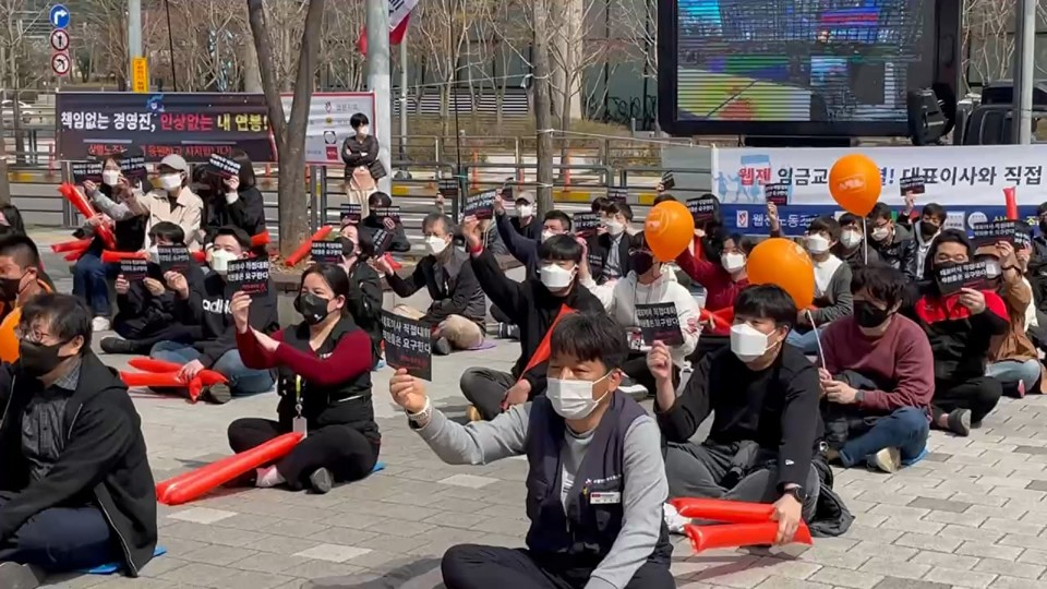 화섬식품노조 웹젠지회가 지회 설립 1주년인 지난 4월 5일 경기도 판교 PDCC타워 앞에서 첫 단체행동을 진행하며 대표이사와 직접 대화를 요구했다. [화섬식품노조 홈페이지]