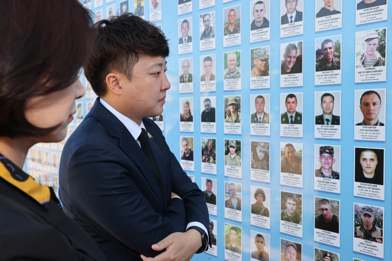 우크라이나를 방문한 국민의힘 이준석 대표와 대표단이 6일 우크라이나 키이우 추모의 벽을 방문해 둘러보고 있다. [국민의힘 제공]