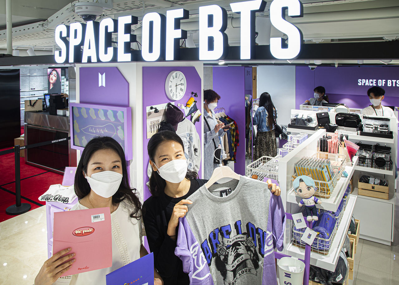 신라면세점이 면세점 최초로 방탄소년단 공식 상품 스토어 ‘스페이스 오브 BTS(SPACE OF BTS)’를 8일 서울점에 오픈했다.[신라면세점 제공]