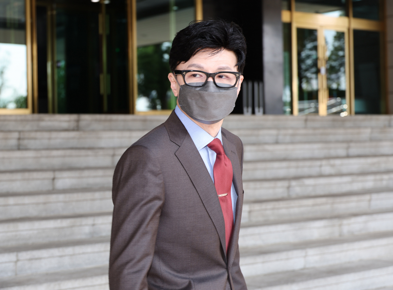 한동훈 법무부 장관이 8일 오전 정부서울청사에서 열린 한 회의에 참석 후 청사를 나서고 있다. [연합]