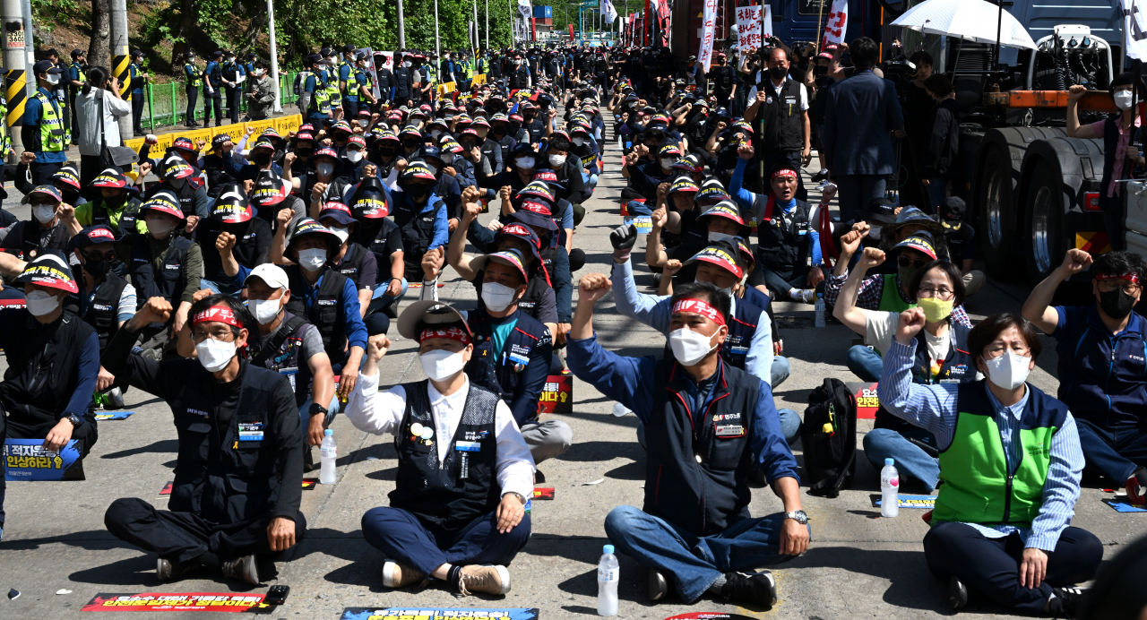 민주노총 공공운수노조 화물연대본부(이하 화물연대)가 무기한 파업에 돌입한 7일 경기도 의왕시 의왕ICD 제1터미널 인근에서 화물연대 노조원들이 파업 출정식을 진행하고 있다. [연합]