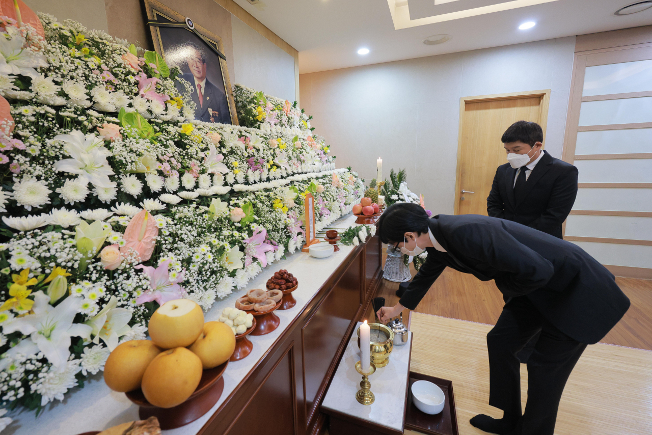 8일 오후 서울 종로구 서울대학교병원 장례식장에 마련된 송해의 빈소에서 방송인 유재석, 조세호가 고인을 애도하고 있다. [연합]