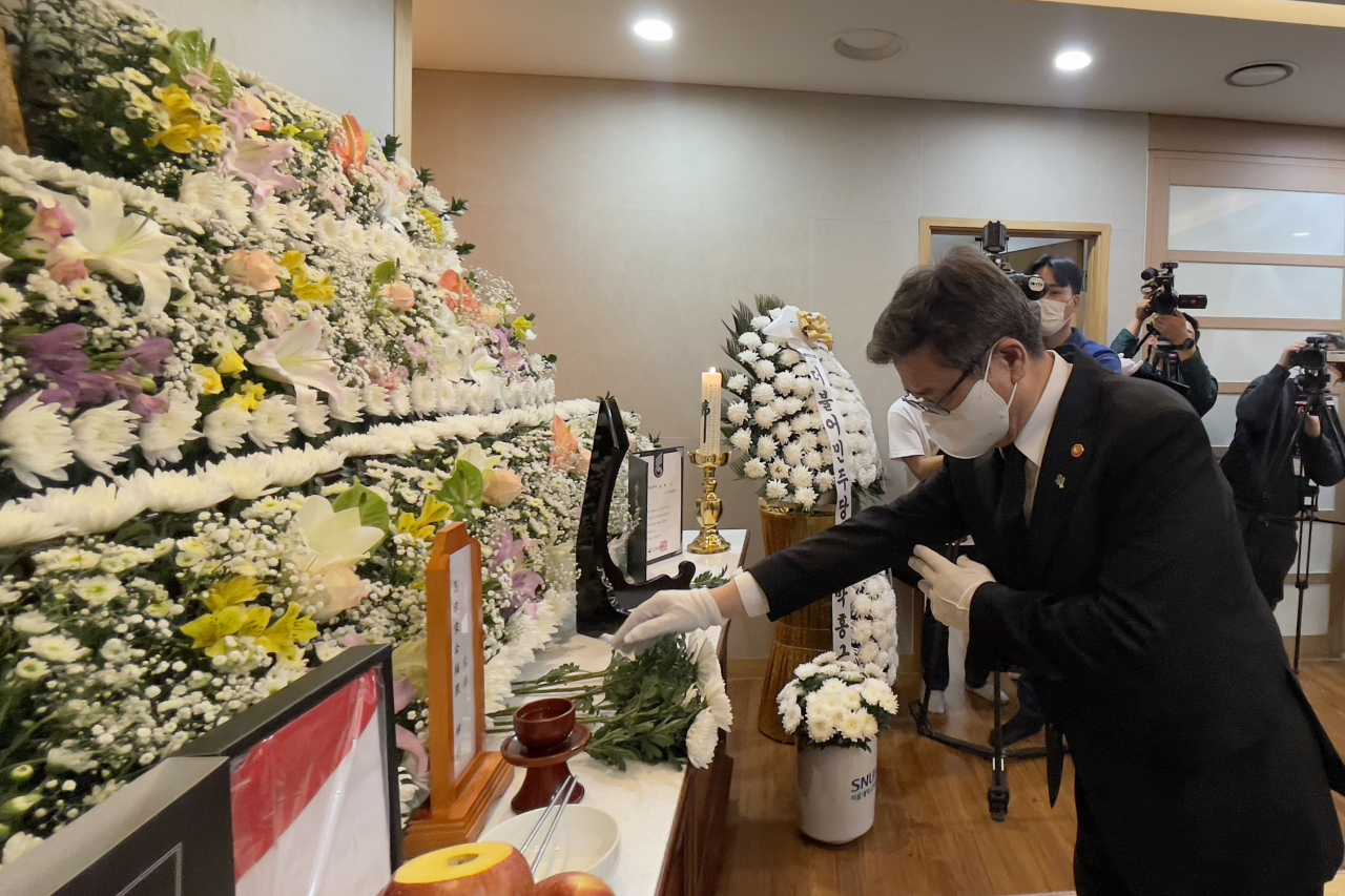 박보균 문화체육관광부 장관이 8일 오후 서울 종로구 서울대학교 병원 장례식장에서 고(故) 송해에게 금관문화훈장을 수여하고 있다. [연합]